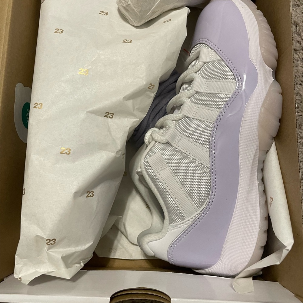Jordan WMNS Air 11 Retro Low White Violet